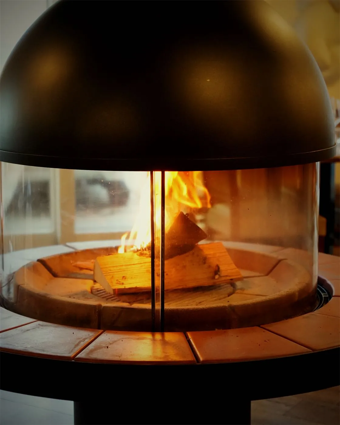 Le feu dans la cheminée centrale de la salle