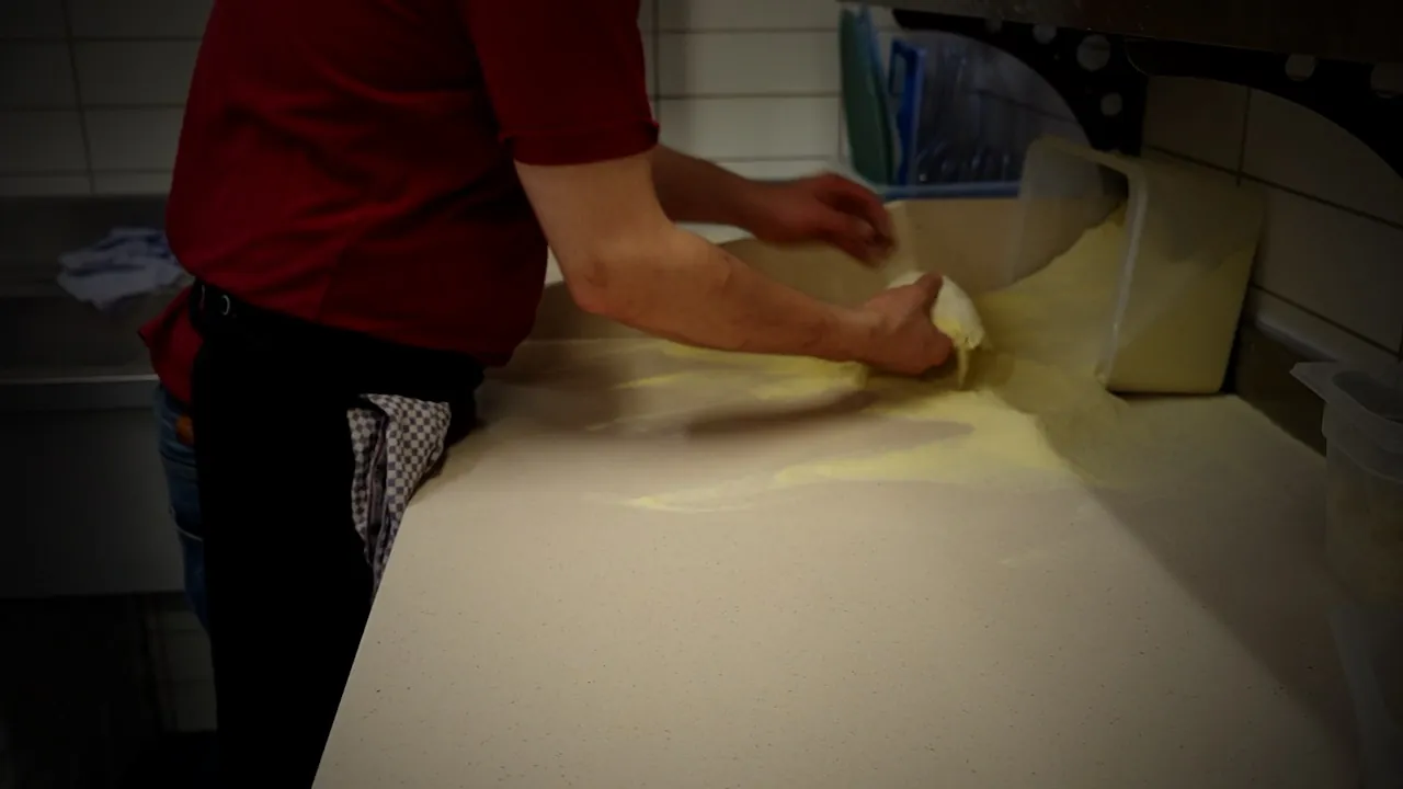 Une pizza dans son carton de livraison
