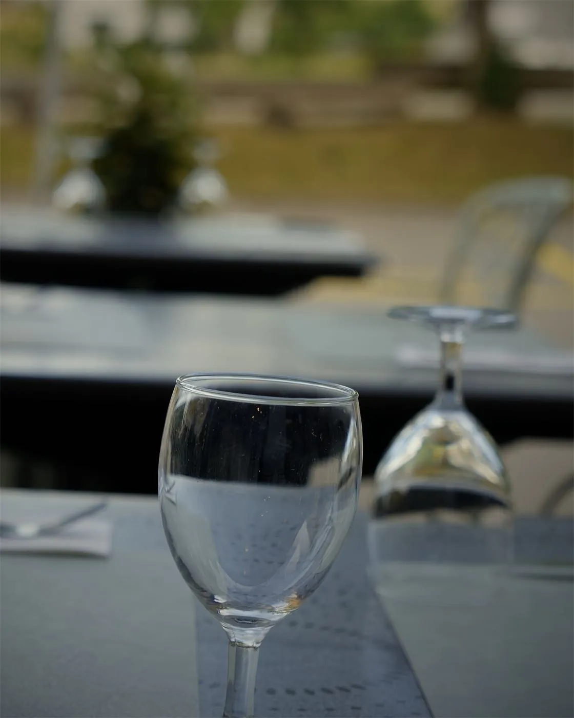 La terrasse d’Au Petit Grillon, un verre sur la table