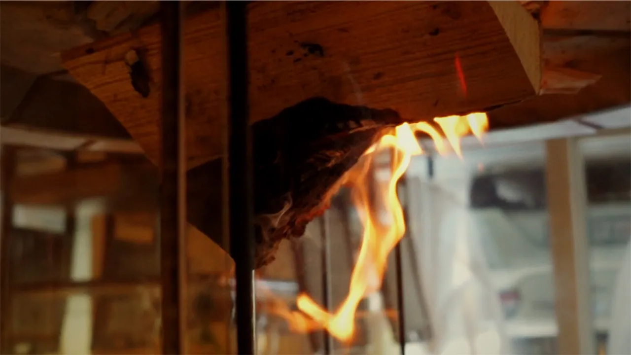 Le feu dans la cheminée centrale