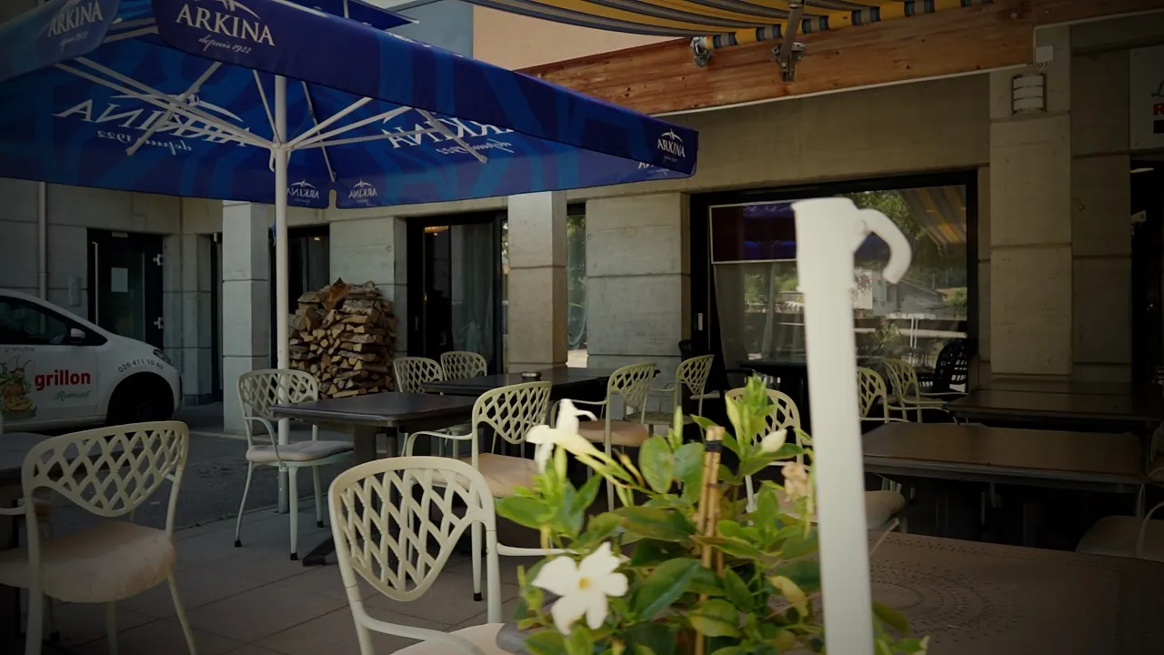 La terrasse d’Au Petit Grillon sous les parasols